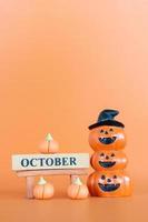 Halloween-pompoenen op oranje achtergrond, hallo oktober-concept foto