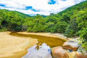 mangrove en pouso strand lagune tropisch eiland ilha grande brazilië. foto