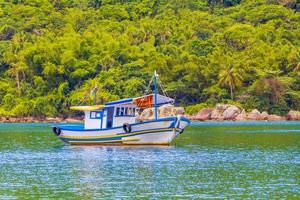 boten schepen boot mangrove en pouso strand ilha grande brazilië. foto