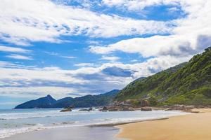 praia lopes mendes strand op het tropische eiland ilha grande brazilië. foto