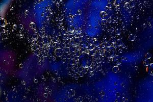 foto van olie op een wateroppervlak met bubbels