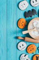 verse halloween peperkoek cookies op blauwe houten tafel. foto