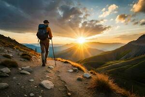 een Mens met rugzak en trektocht polen is wandelen Aan de berg Bij zonsondergang. ai-gegenereerd foto