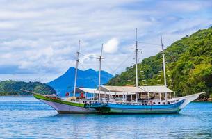 boten schepen boot mangrove en pouso strand ilha grande brazilië. foto