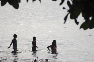 sorong, Indonesië 2021- mensen op het strand foto