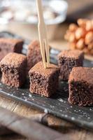 close-up chocolade brownie cake, dessert met melk