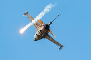 Pools lucht dwingen lockheed f-16 vechten valk vechter Jet vlak vliegen. luchtvaart en leger vliegtuigen. foto