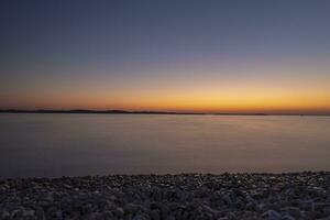 zonsondergang Aan de strand in de Kroatisch kust- stad- van fazana foto