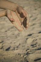 zand in handen foto