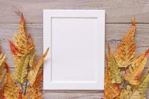 herfst rood varenblad retro hout vintage tafel wit frame
