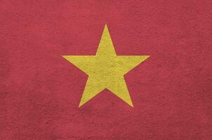 Vietnam vlag afgebeeld in helder verf kleuren Aan oud Verlichting bepleistering muur. getextureerde banier Aan ruw achtergrond foto