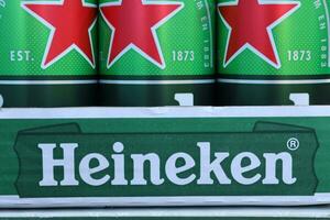 Charkov, Oekraïne - juli 31, 2021 groen blik blikjes van heineken lager bier geproduceerd door de Nederlands brouwen bedrijf heineken nv foto