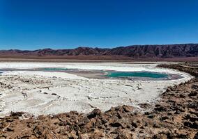 landschap van de verborgen baltinapijn lagunes - atacama woestijn - Chili. foto