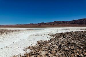 landschap van de verborgen baltinapijn lagunes - atacama woestijn - Chili. foto