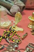 religieus winkel verkoop shiv leng en Hindoe religie aanbidden materialen foto