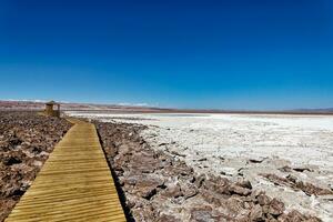 landschap van de verborgen baltinapijn lagunes - atacama woestijn - Chili. foto