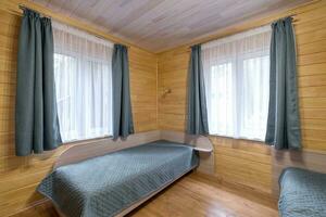 interieur van houten eco slaapkamer in studio appartementen, herberg of hoeve foto