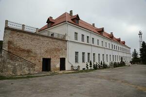 Rivne, Oekraïne - september 16, 2023 visie naar de historisch kasteel ostrozkyi onder de bewolkt lucht in twijfel, rivne regio in Oekraïne foto