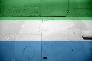 Sierra Leone vlag afgebeeld Aan kant een deel van leger gepantserd helikopter detailopname. leger krachten vliegtuig conceptuele achtergrond foto