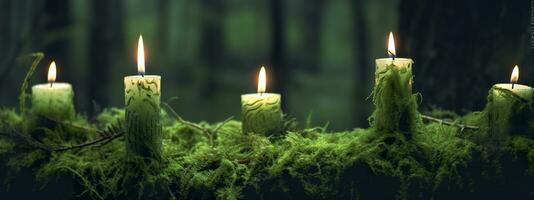 brandend kaarsen Aan mos, donker groen wazig de natuurlijk achtergrond. magie kaars. generatief ai foto
