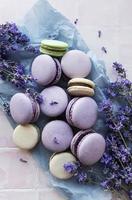 franse macarons met lavendelsmaak en verse lavendelbloemen foto