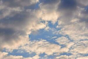 een blauw lucht met wolken foto