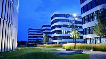 patroon van kantoor gebouwen ramen verlichte Bij nacht. glas architectuur ,zakelijk gebouw Bij nacht - bedrijf concept. foto