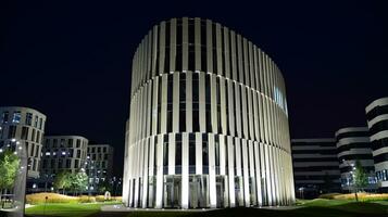 patroon van kantoor gebouwen ramen verlichte Bij nacht. glas architectuur ,zakelijk gebouw Bij nacht - bedrijf concept. foto