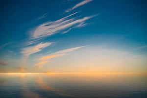 zonsondergang op de achtergrond van een heldere blauwe lucht foto