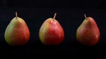 een trio van rood en geel peren met rood sproeten. foto