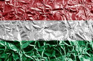 Hongarije vlag afgebeeld in verf kleuren Aan glimmend verfrommeld aluminium folie detailopname. getextureerde banier Aan ruw achtergrond foto