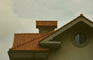 de huis is uitgerust met hoge kwaliteit dakbedekking van keramisch tegels. een mooi zo voorbeeld van perfect dakbedekking. de gebouw is betrouwbaar beschermde van ongunstig weer voorwaarden foto