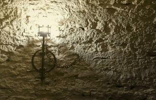 verlicht middeleeuws kasteel fakkel hangende Aan een steen muur, wijnoogst voorwerpen foto