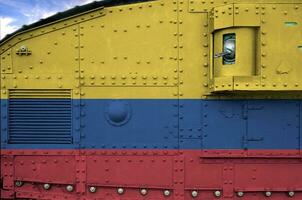 Colombia vlag afgebeeld Aan kant een deel van leger gepantserd tank detailopname. leger krachten conceptuele achtergrond foto