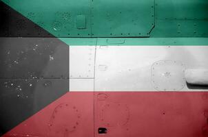 Koeweit vlag afgebeeld Aan kant een deel van leger gepantserd helikopter detailopname. leger krachten vliegtuig conceptuele achtergrond foto