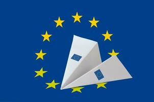 Europese unie vlag afgebeeld Aan papier origami vliegtuig. handgemaakt kunsten concept foto