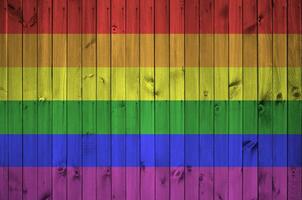 lgbt gemeenschap vlag afgebeeld in helder verf kleuren Aan oud houten muur. getextureerde banier Aan ruw achtergrond foto