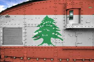 Libanon vlag afgebeeld Aan kant een deel van leger gepantserd tank detailopname. leger krachten conceptuele achtergrond foto