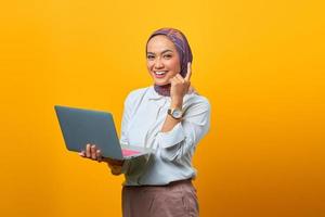portret van lachende aziatische vrouw met laptop heeft goede ideeën foto