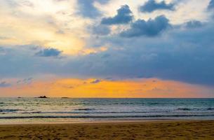 prachtige kleurrijke zonsondergang landschap panorama bentota strand sri lanka. foto