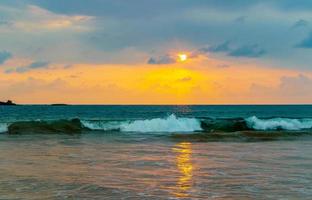 prachtige kleurrijke zonsondergang landschap panorama bentota strand sri lanka. foto