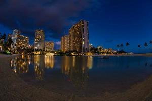 waikiki nacht uitzicht honolulu hawaii foto