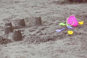 zandkastelen op het strand gemaakt door kinderen foto