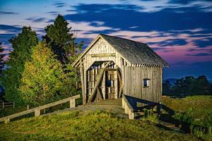 licht geschilderde overdekte brug in vermont foto