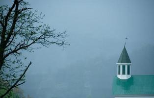 kerk in de mist foto