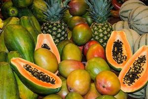 papaja en ander fruit op een markt foto