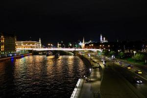 nachtzicht van de rivier de moskva in het centrum van moskou in rusland foto