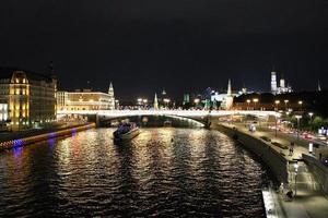 nachtzicht van de rivier de moskva in het centrum van moskou in rusland foto