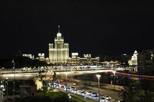 Moskva-rivier in het hart van Moskou, dicht bij het zaryadye-park. foto