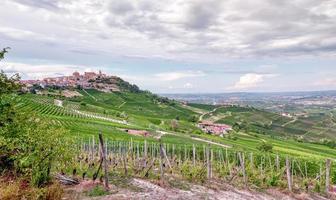 la morra, omgeven door de wijngaarden van nebbiolo, regio langhe